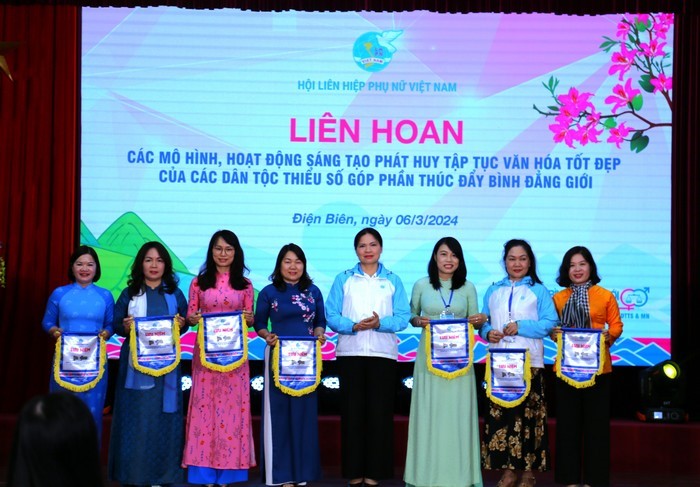  Phụ nữ Sơn La tham dự “Liên hoan các mô hình sáng tạo trong truyền thông phát huy tập tục văn hóa tốt đẹp của các dân tộc thiểu số” tại tỉnh Điện Biên