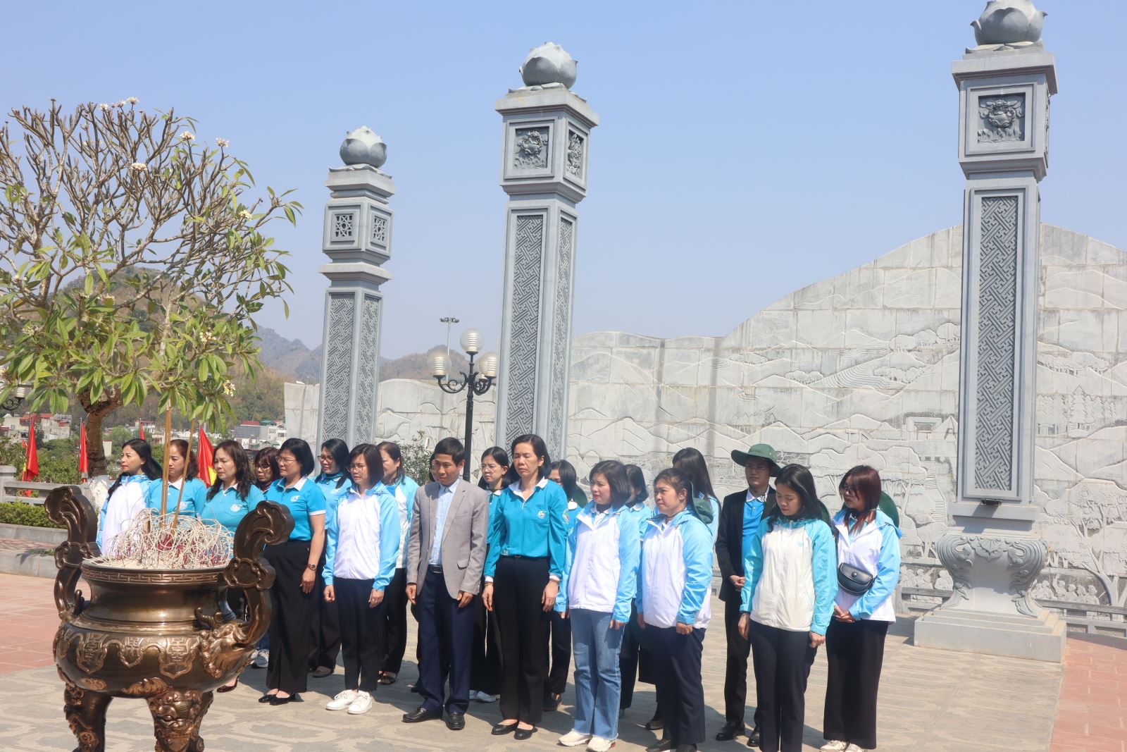 Trung ương Hội LHPN Việt Nam tổ chức chương trình Dâng hương tại Đền thờ Bác Hồ, Nhà tưởng niệm các Anh hùng liệt sỹ Nhà tù Sơn La