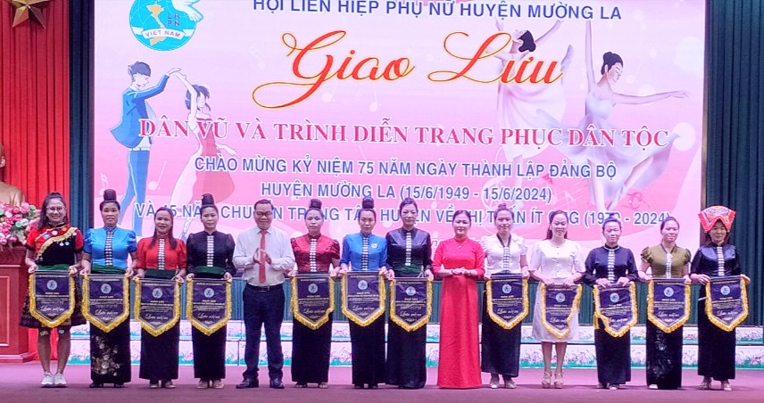 HỘI LIÊN HIỆP PHỤ NỮ HUYỆN MƯỜNG LA TỔ CHỨC CÁC HOẠT ĐỘNG CHÀO MỪNG KỶ NIỆM 75 NĂM NGÀY THÀNH LẬP ĐẢNG BỘ HUYỆN (15/6/1945-15/6/2024) VÀ 45 NĂM CHUYỂN TRUNG TÂM HUYỆN VỀ THỊ TRẤN ÍT ONG (1979 - 2024)