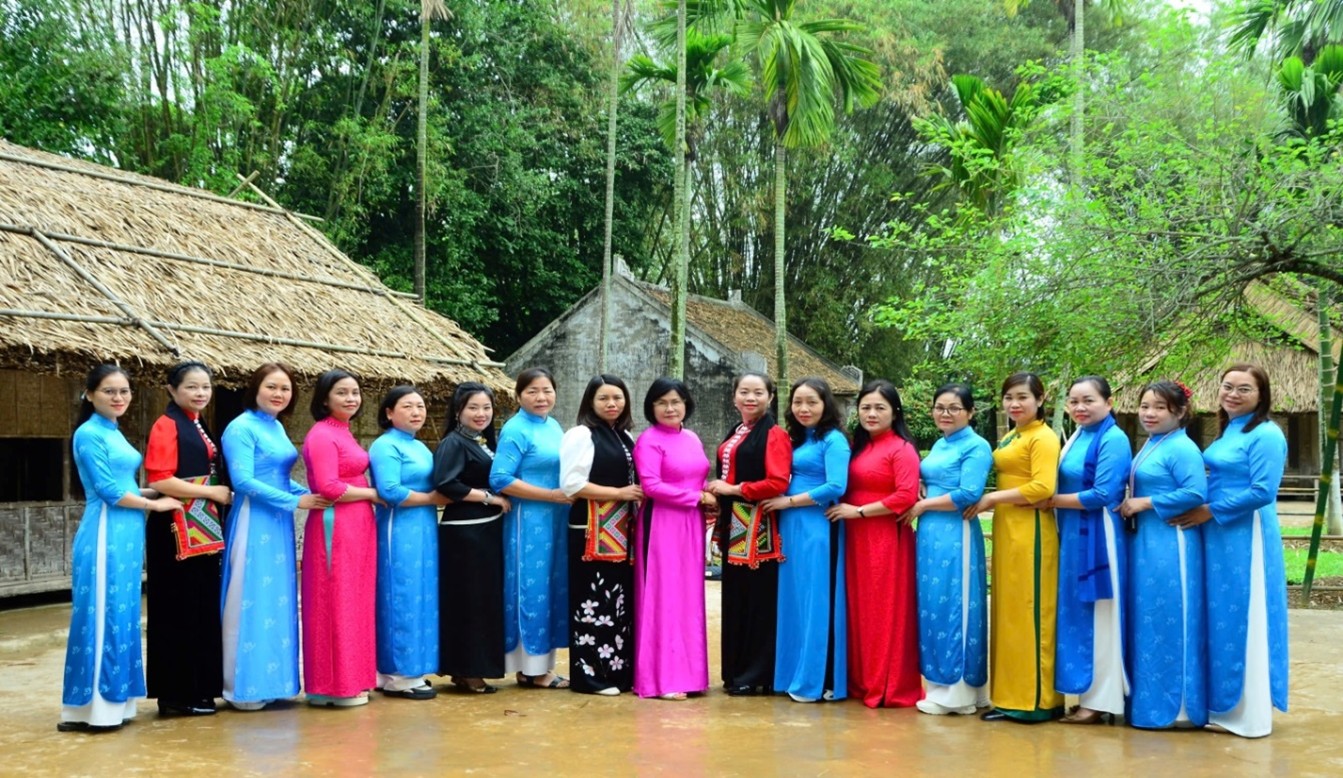 Đoàn cán bộ, hội viên phụ nữ Hội Liên hiệp Phụ nữ tỉnh Tổ chức dâng hương, báo công Bác nhân dịp kỷ niệm 135 năm ngày sinh Chủ tịch Hồ Chí Minh