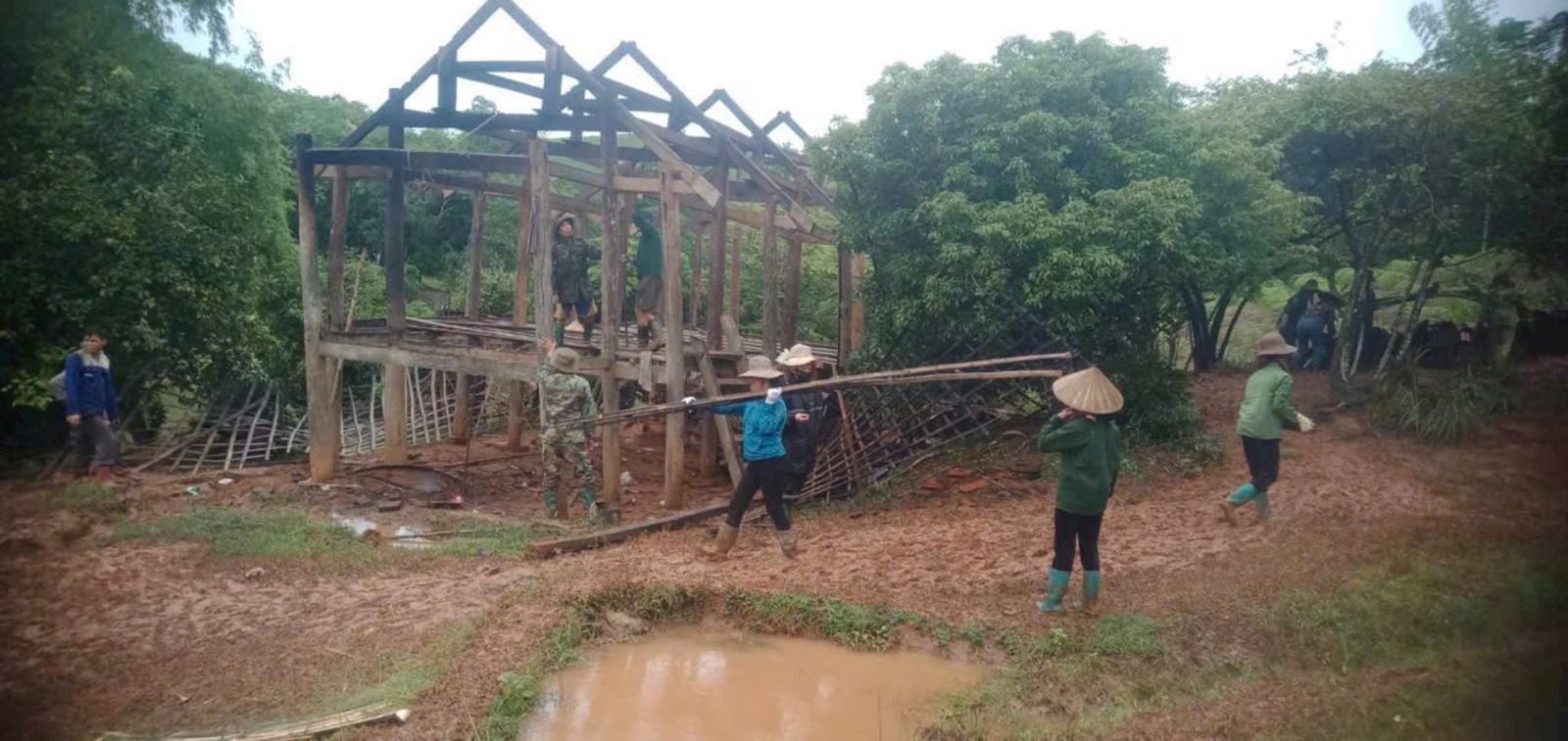 Hội Liên hiệp Phụ nữ xã Chiềng Khoi, huyện Yên Châu tham gia hỗ trợ khắc phục hậu quả của Cơn bão số 3