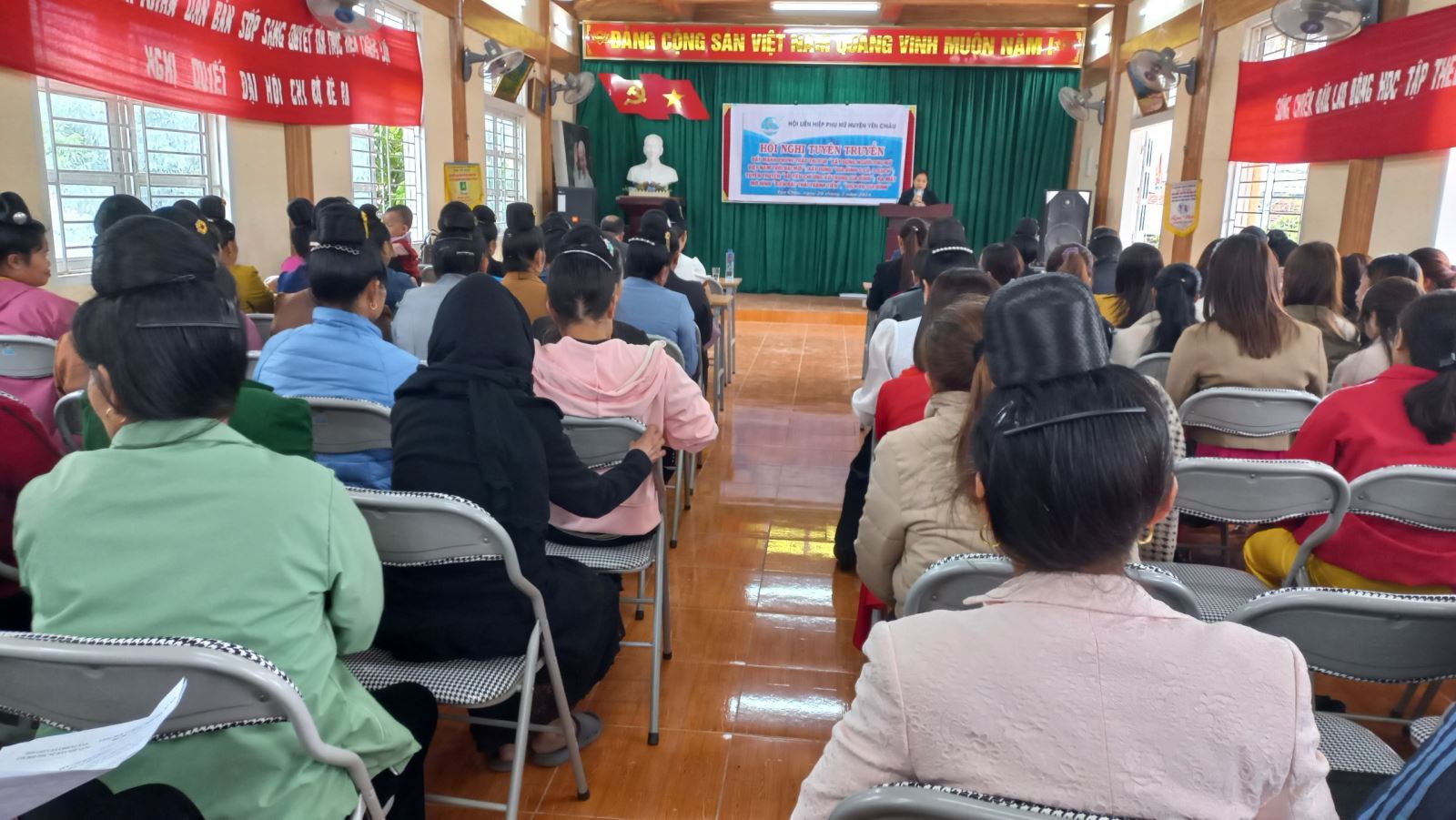 Hội LHPN huyện Yên Châu tổ chức hội nghị tuyên truyền đẩy mạnh phong trào thi đua, xây dựng “Gia đình 5 có, 3 sạch” và ra mắt các mô hình tại xã Chiềng Pằn