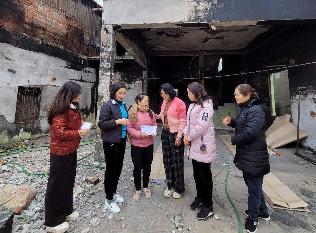 Hội LHPN tỉnh thăm hỏi, động viên và hỗ trợ cho gia đình hội viên bị hỏa hoạn cháy nhà tại phường Mộc Sơn, thị xã Mộc Châu