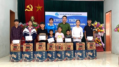 Hội LHPN huyện Quỳnh Nhai tổ chức Chương trình “Gặp Mẹ đỡ đầu” hỗ trợ chăm sóc, nuôi dưỡng trẻ mồ côi trên địa bàn huyện năm 2024
