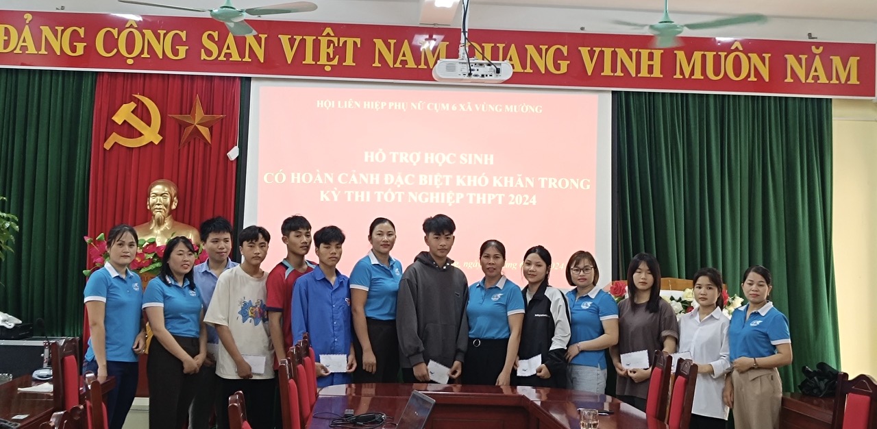 Hội LHPN các xã huyện Phù Yên tổ chức các hoạt động gặp mặt, tặng quà, động viên các em học sinh có hoàn cảnh khó khăn trên địa bàn huyện chuẩn bị thi tốt nghiệp THPT năm 2024