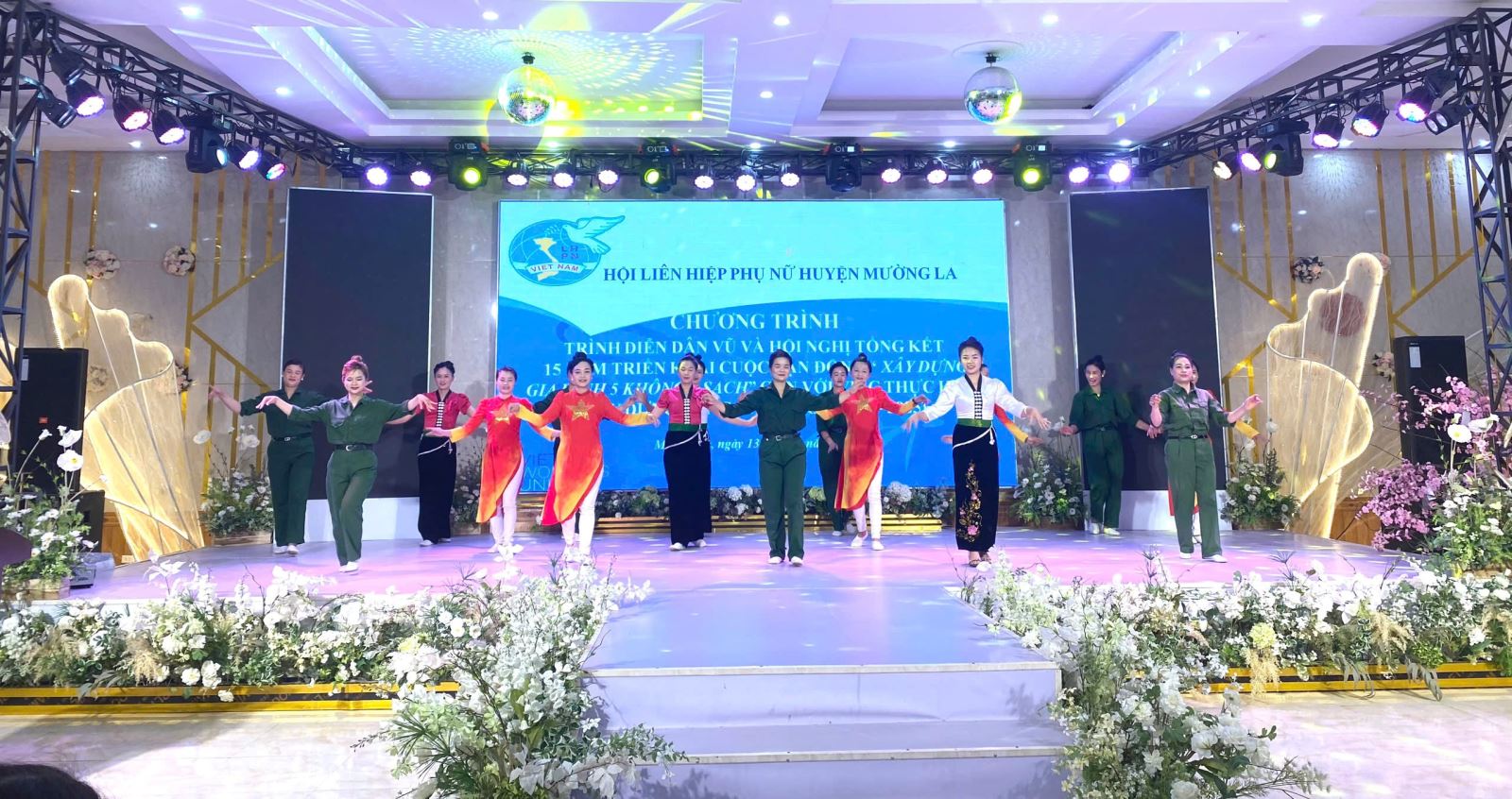 Hội liên hiệp Phụ nữ huyện Mường La tổ chức trình diễn dân vũ và Hội nghị trao đổi kinh nghiệm triển khai Cuộc vận động xây dựng “Gia đình 5 không, 3 sạch” gắn với việc thực hiện Chương trình MTQG xây dựng nông thôn mới giai đoạn 2010-2025