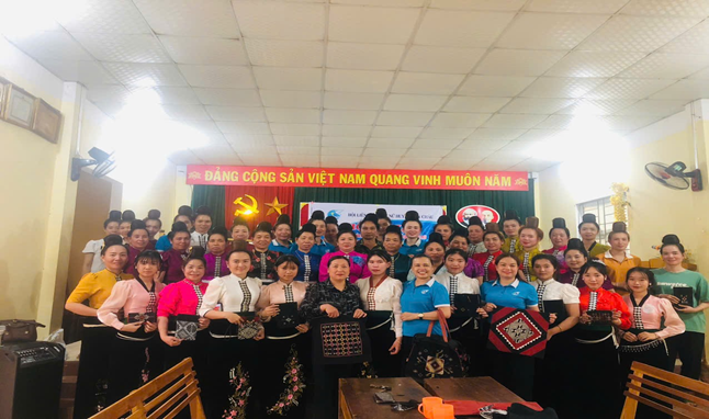 Hội LHPN huyện Yên Châu tổ chức hội nghị tập huấn củng cố, bảo tồn kỹ năng làm các sản phẩm thổ cẩm dân tộc Thái, triển khai Đề án 939 “Hỗ trợ phụ nữ khởi nghiệp” năm 2025 và tuyên truyền Quyết định số 01/QĐ-TTg ngày 03/01/2023 của Thủ tường chính phủ