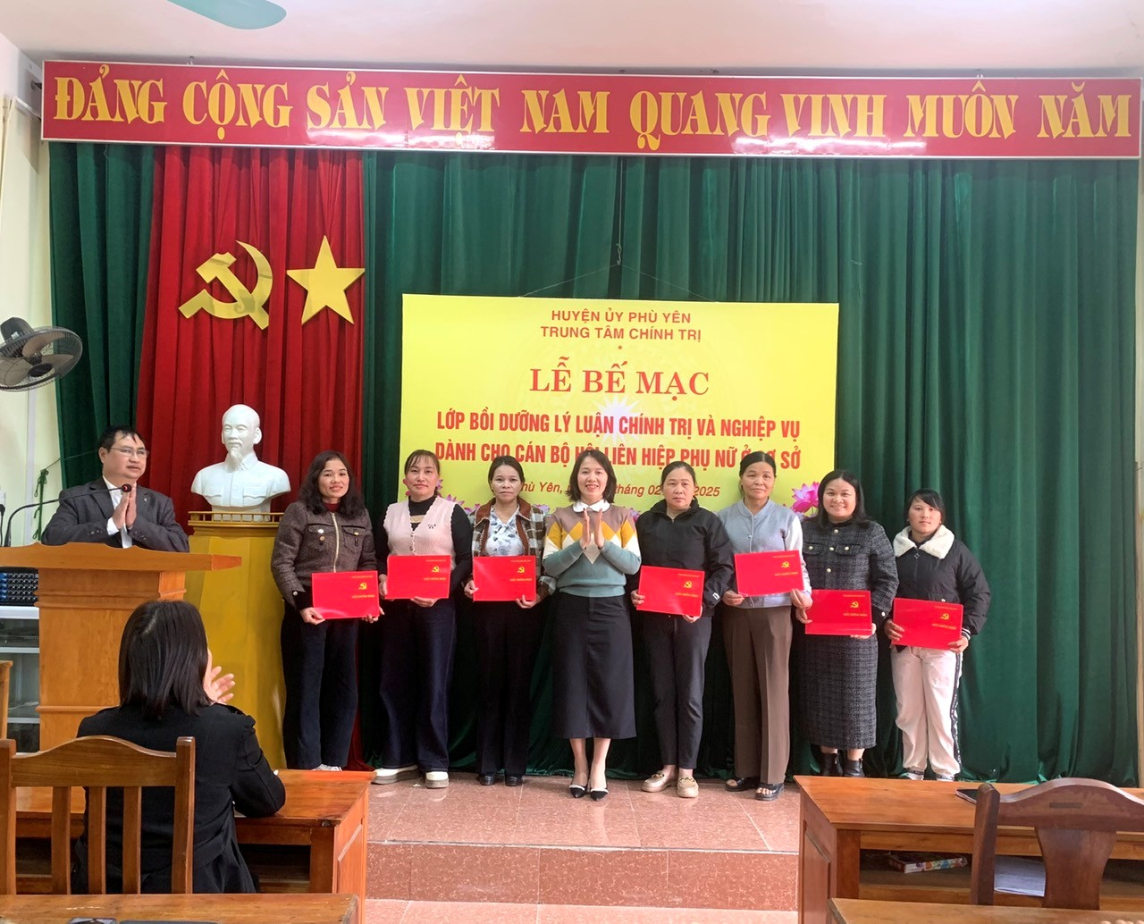 HỘI LHPN HUYỆN PHÙ YÊN PHỐI HỢP TỔ CHỨC LỚP BỒI DƯỠNG LÝ LUẬN CHÍNH TRỊ VÀ NGHIỆP VỤ CÔNG TÁC HỘI CƠ SỞ NĂM 2025