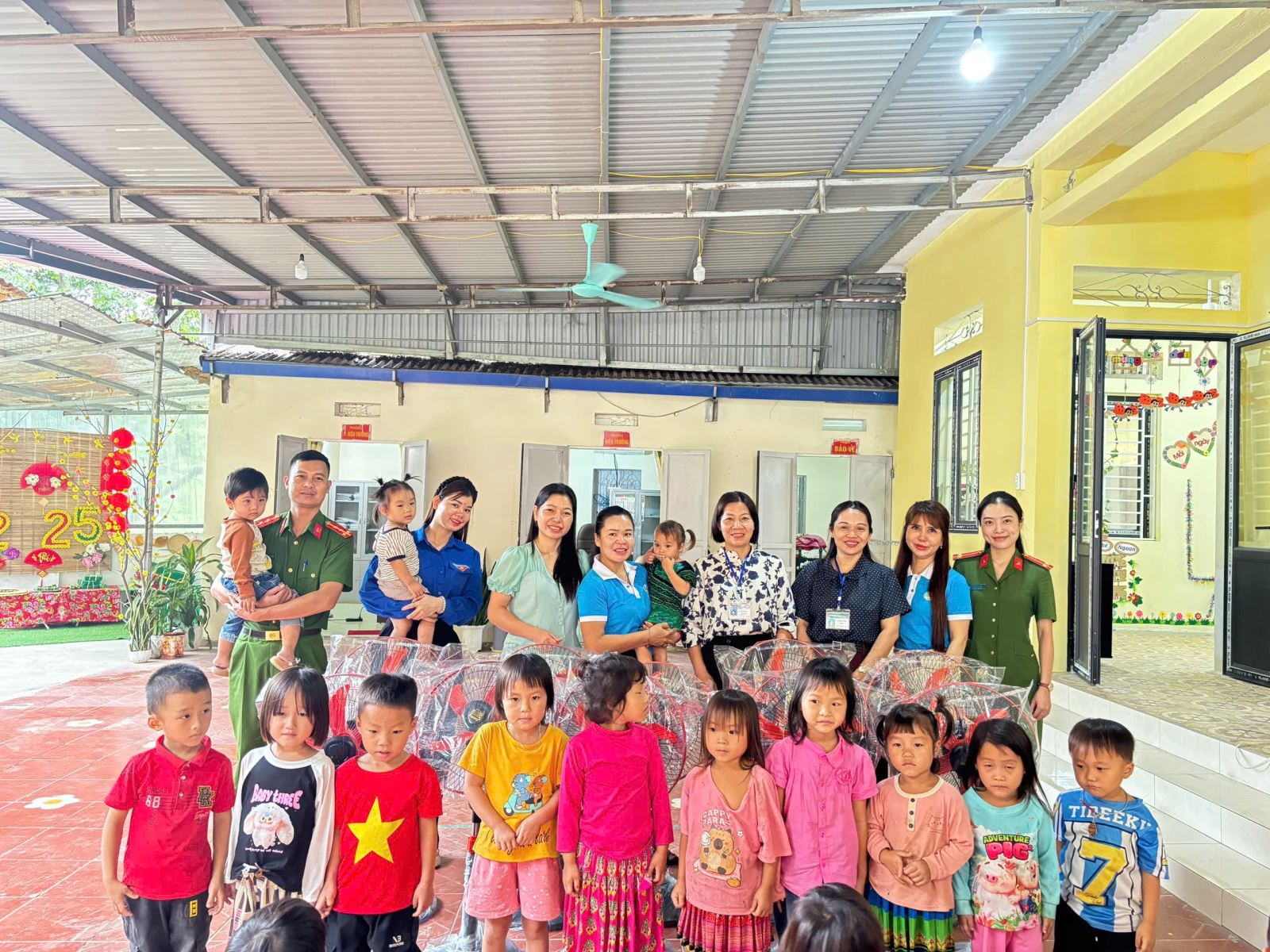 HỘI LHPN XÃ GIA PHÙ TRAO QUÀ TRUNG THU CHO CÁC CHÁU HỌC SINH