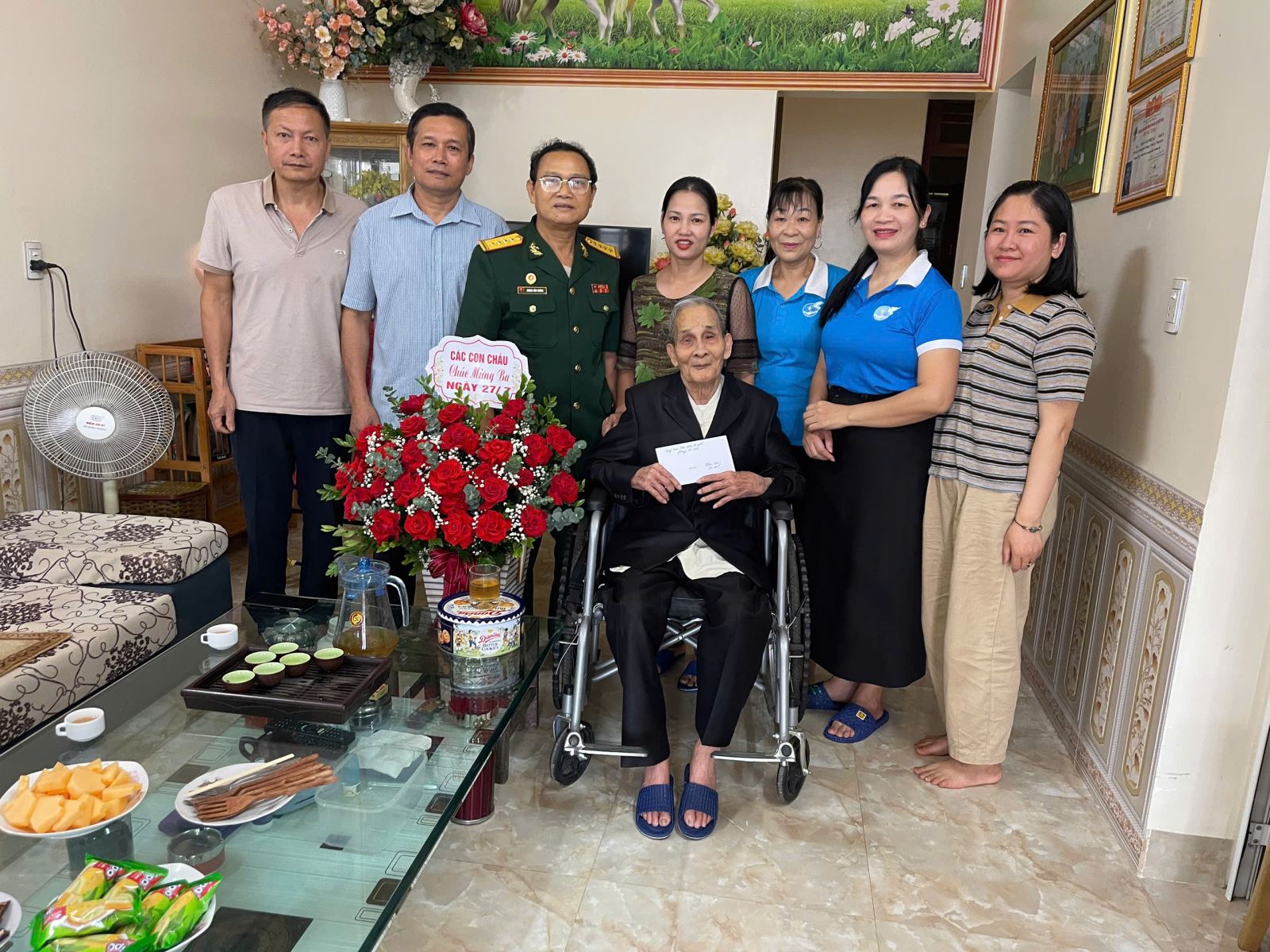 Hội Liên hiệp Phụ nữ Phường Tô Hiệu tặng quà tri ân  nhân ngày 27/7/2025