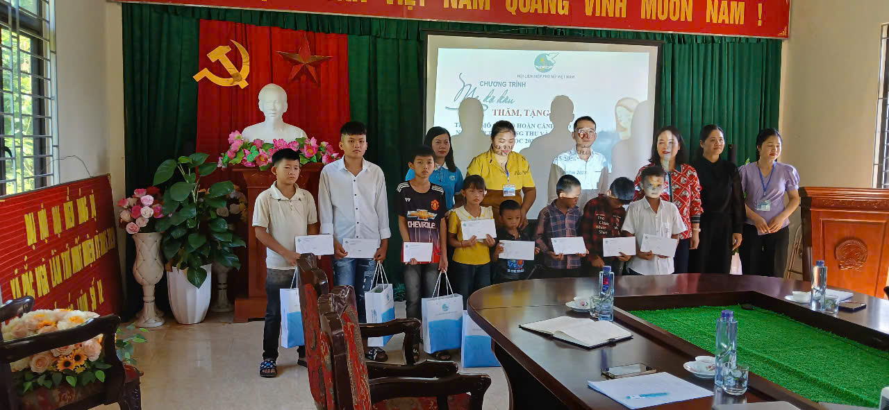 Hội LHPN tỉnh Sơn La trao quà cho trẻ mồ côi và nắm tình hình công tác Hội tại xã Pắc Ngà