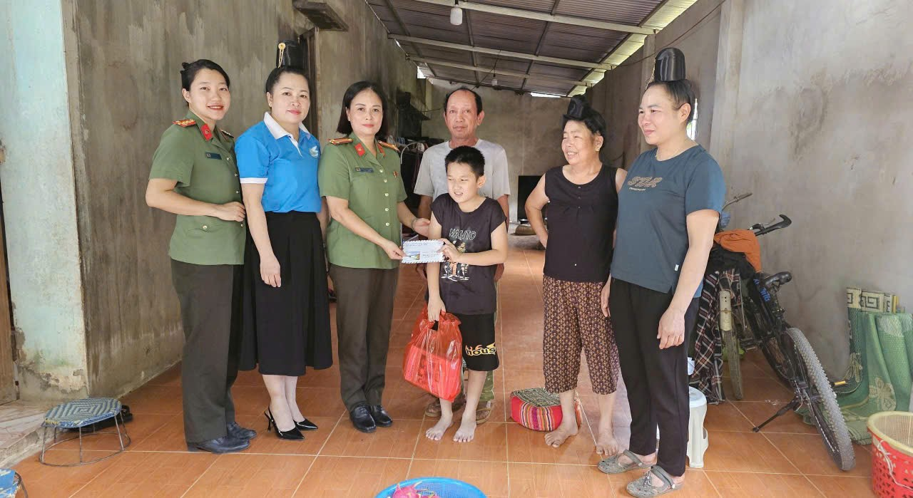 Hội LHPN phường Chiềng An tặng quà học sinh có hoàn cảnh khó khăn