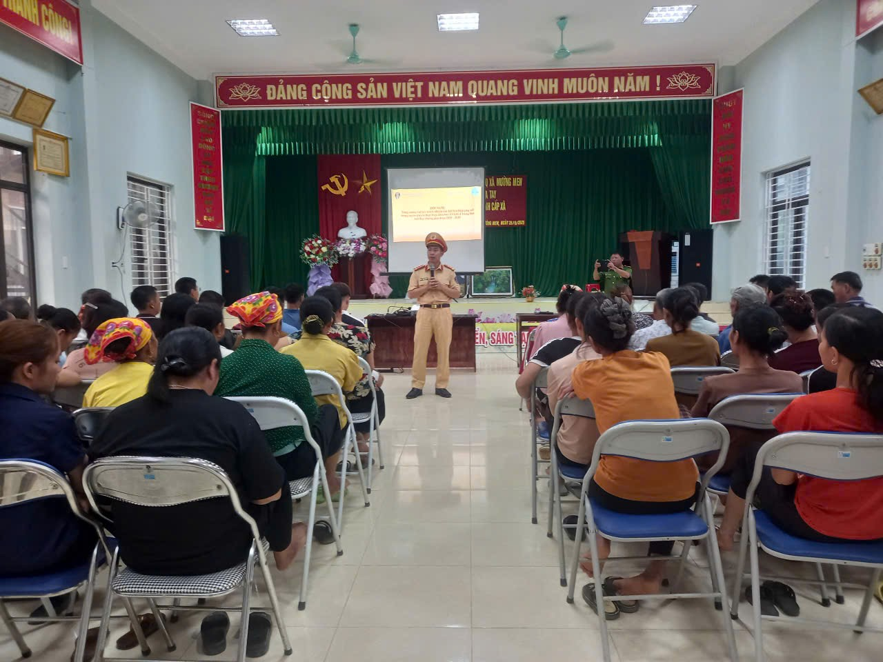 Hội LHPN xã Vân Hồ phối hợp tổ chức Hội nghị triển khai thực hiện các nội dung trong quản lý, giáo dục con, em chấp hành các quy định của  pháp luật về trật tự, an toàn giao thông giai đoạn 2025 - 2030